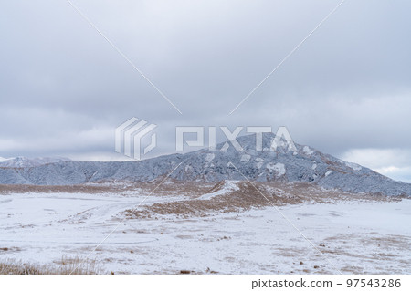 <<Kumamoto Prefecture>> Mt. Aso in snow Taken from Kusasenrigahama <<Kumamoto Prefecture>> Mt. Aso in snow Taken from Kusasenrigahama 97543286