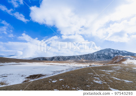 <<Kumamoto Prefecture>> Mt. Aso in snow Taken from Kusasenrigahama 97543293