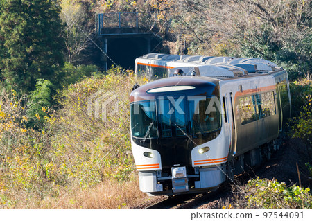 [Takayama Main Line] Limited Express Hida No. 3 running through curves 97544091