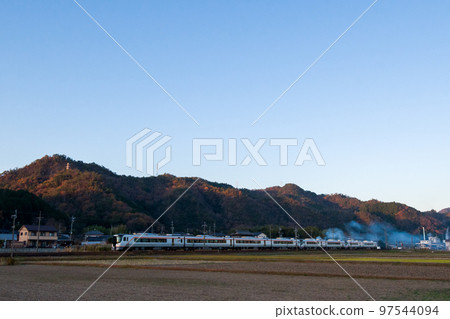 [Takayama Main Line] Limited Express Hida No. 14 running at dusk 97544094