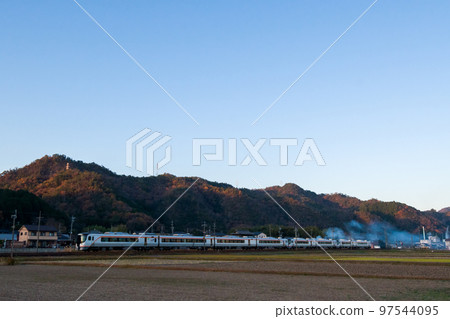 [Takayama Main Line] Limited Express Hida No. 14 running at dusk 97544095