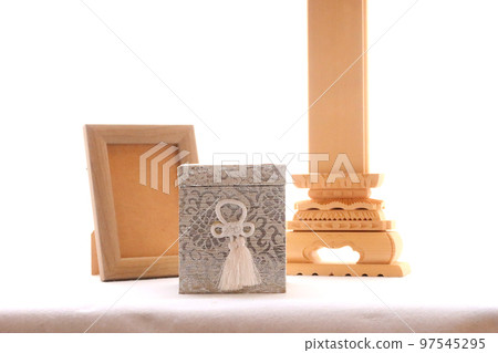 Image of deceased urn and mortuary tablet for memorial service at hand Image 1 of final life Image of deceased urn and mortuary tablet for memorial service at hand Image 1 of final life 97545295