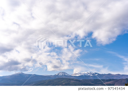 Azuma-Kofuji snowcap 從 Issaikyo 山升起的白煙 2022 年 12 月 12 日 Azuma-Kofuji snowcap 從 Issaikyo 山升起的白煙 2022 年 12 月 12 日 97545434