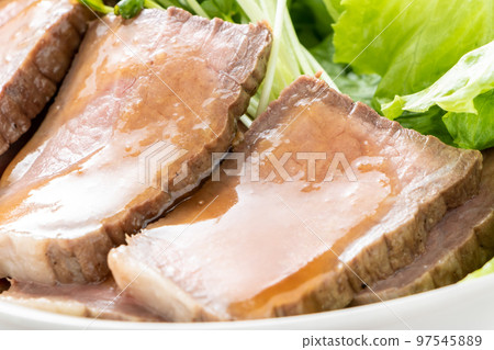 烤牛肉沙拉特寫。 97545889