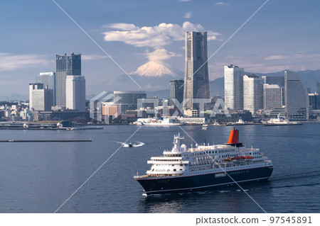 “神奈川縣”橫濱港未來和富士山風景/遊輪出發 “神奈川縣”橫濱港未來和富士山風景/遊輪出發 97545891