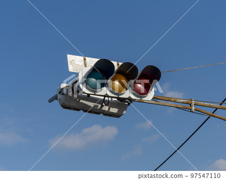 安裝在十字路口的紅綠燈 97547110