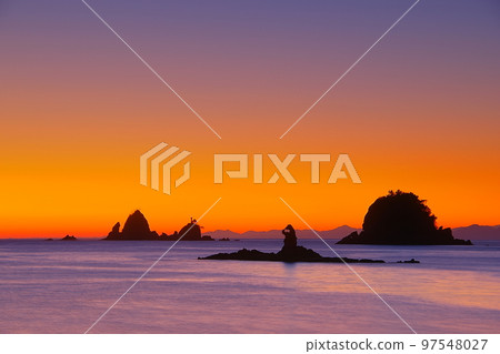 以紅色和藍色漸變日落天空為背景的西伊豆奧塔戈海灘的墨涅町 Ver3 以紅色和藍色漸變日落天空為背景的西伊豆奧塔戈海灘的墨涅町 Ver3 97548027