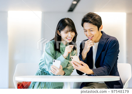 在咖啡廳看智能手機,情侶拍攝合作“LINK FOREST” 在咖啡廳看智能手機,情侶拍攝合作“LINK FOREST” 97548179