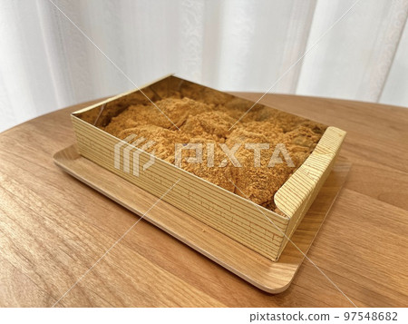 裝滿“Kinako”的盒裝“蕨麻糬” 97548682