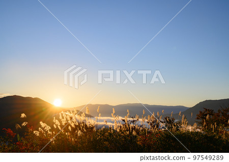 新潟志織峠的早晨 97549289