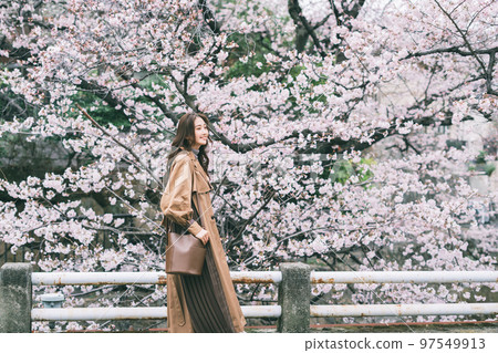 櫻花和一個年輕女子 97549913