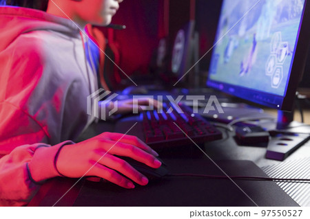 電競比賽女孩在玩遊戲的圖片 97550527