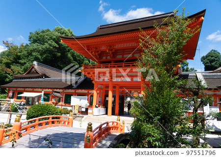 【古代京都的世界遺產文化財產】【山城國一宮】京都府京都市北區上賀茂神社玉橋和塔門 97551796