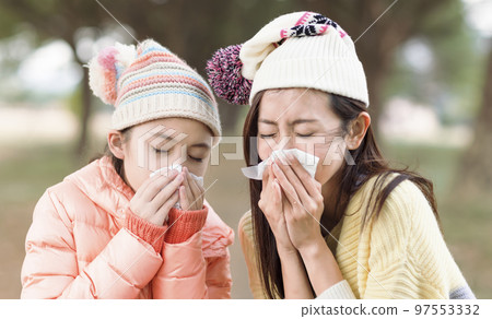 Mother and daughter having running noses 97553332