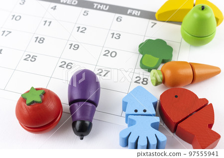 日曆和玩具食品。有效期的圖片 97555941