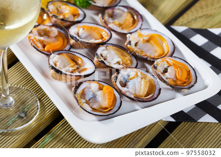 Raw dog cockles with lemon, greens and wine 97558032