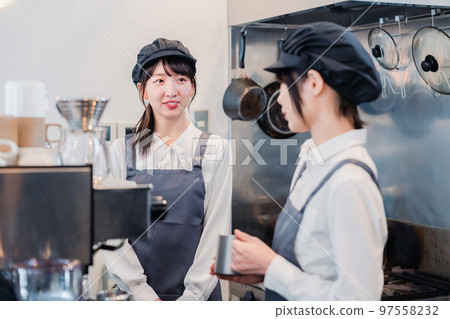 一位在餐廳兼職工作的女性，她在了解自己的工作時很開心 97558232