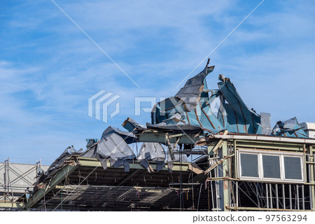 Demolition of steel-framed structure: Roofing materials for logistics warehouse Demolition of steel-framed structure: Roofing materials for logistics warehouse 97563294