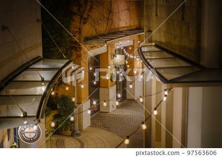 The alley of Kawasaki's commercial complex "La Cittadella" [Kanagawa Prefecture, Kawasaki City] 97563606