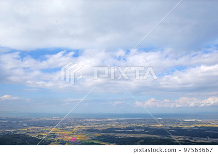 從大分縣中津市的象徵八面山眺望 97563667