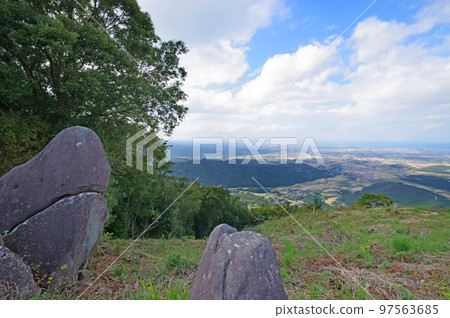 大分縣中津市標誌性的八面山西展望台的大白鯊巨石 97563685