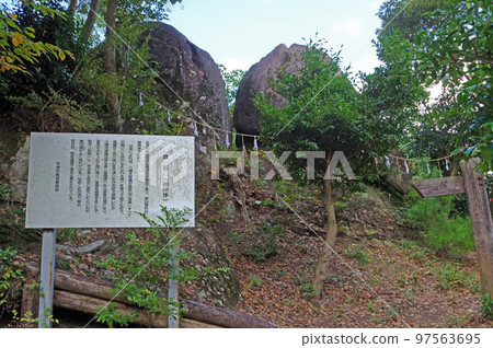 大分縣中津市岩山神社境內供奉的高石 大分縣中津市岩山神社境內供奉的高石 97563695