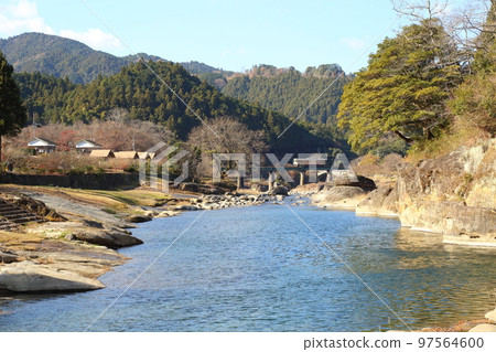 JR名商線真身鐵道橋和雲出川【三重縣津市白山町真味】 JR名商線真身鐵道橋和雲出川【三重縣津市白山町真味】 97564600