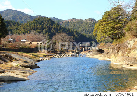 JR名商線真身鐵道橋和雲出川【三重縣津市白山町真味】 JR名商線真身鐵道橋和雲出川【三重縣津市白山町真味】 97564601