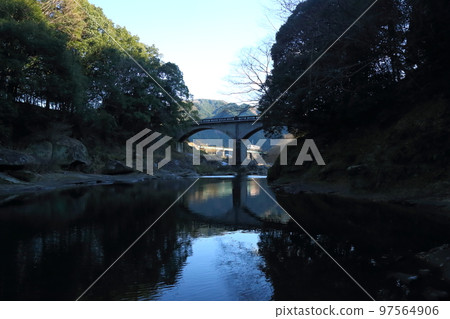 JR Meisho Line Futakumo Bridge and Kumo River / Eight Views of Kumo River [Mami, Hakusan-cho, Tsu City, Mie Prefecture] 97564906