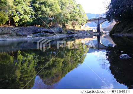 JR Meisho Line Futakumo Bridge and Kumo River / Eight Views of Kumo River [Mami, Hakusan-cho, Tsu City, Mie Prefecture] 97564924