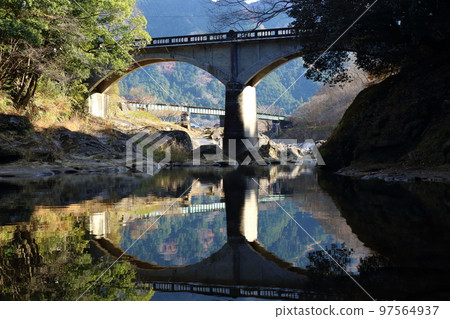 JR Meisho Line Futakumo Bridge and Kumo River / Eight Views of Kumo River [Mami, Hakusan-cho, Tsu City, Mie Prefecture] 97564937