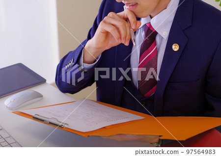 聽法律建議的男性律師 聽法律建議的男性律師 97564983