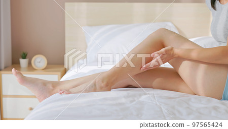 woman touch leg 97565424