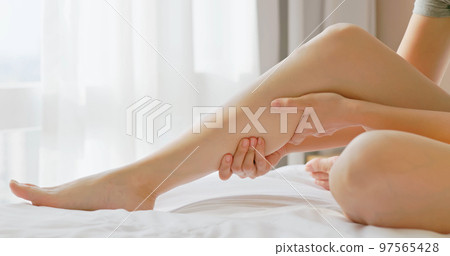 woman touch leg 97565428