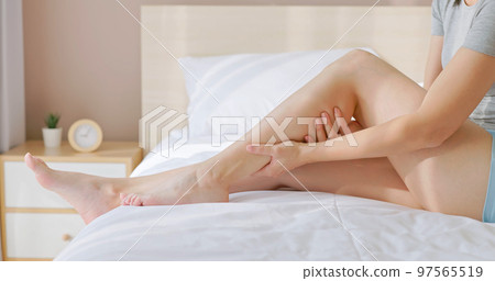 woman touch leg 97565519