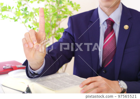 舉食指的男律師 97565521