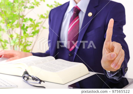 A male lawyer who raises his index finger 97565522