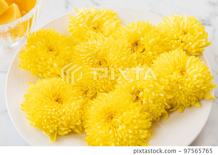 白盤子上的黃色菊花 白盤子上的黃色菊花 97565765