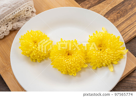 三朵菊花 97565774