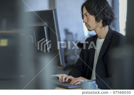 在台式計算機上工作的人的個人資料 97566030