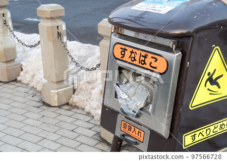 Image of a sand box A box that stores sand to prevent falls on icy roads Image of a sand box A box that stores sand to prevent falls on icy roads 97566728