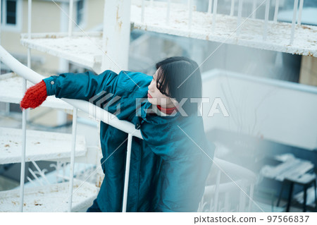 屋頂和女人 97566837