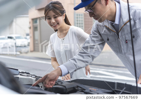 接受機械師建議的年輕女子 接受機械師建議的年輕女子 97567669