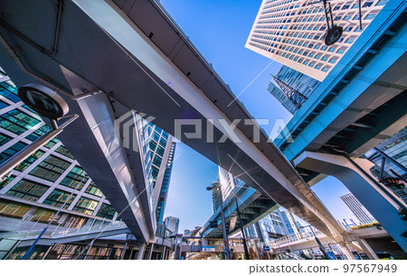 日本東京城市景觀俯瞰汐留站和汐留辦公區,冬季藍天清澈 日本東京城市景觀俯瞰汐留站和汐留辦公區,冬季藍天清澈 97567949