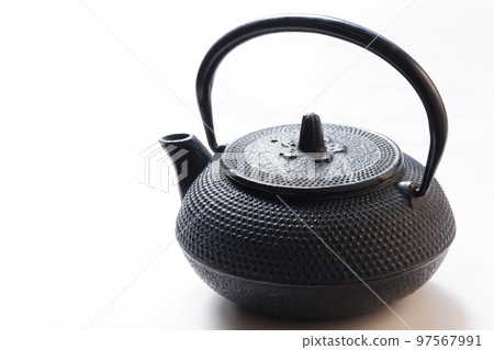 An iron kettle devised as a tea utensil An iron kettle devised as a tea utensil 97567991