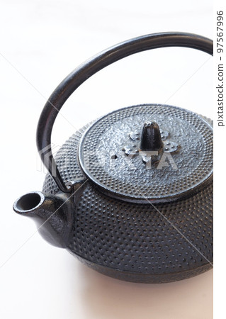 An iron kettle devised as a tea utensil 97567996