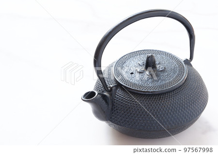 An iron kettle devised as a tea utensil An iron kettle devised as a tea utensil 97567998