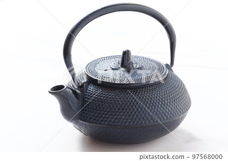 An iron kettle devised as a tea utensil 97568000