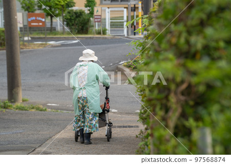 下地干活回家的老人 下地干活回家的老人 97568874