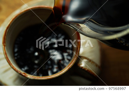 從醒酒器倒出的咖啡 97568997